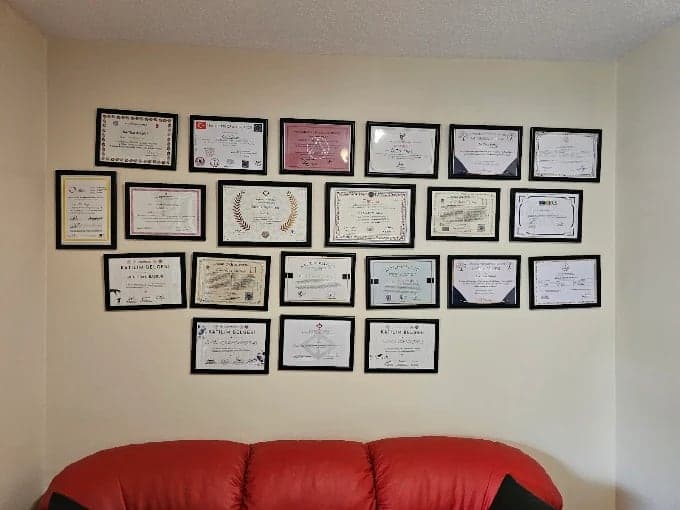 Öveçler'deki görüşme odasında diploma ve sertifika duvarı
