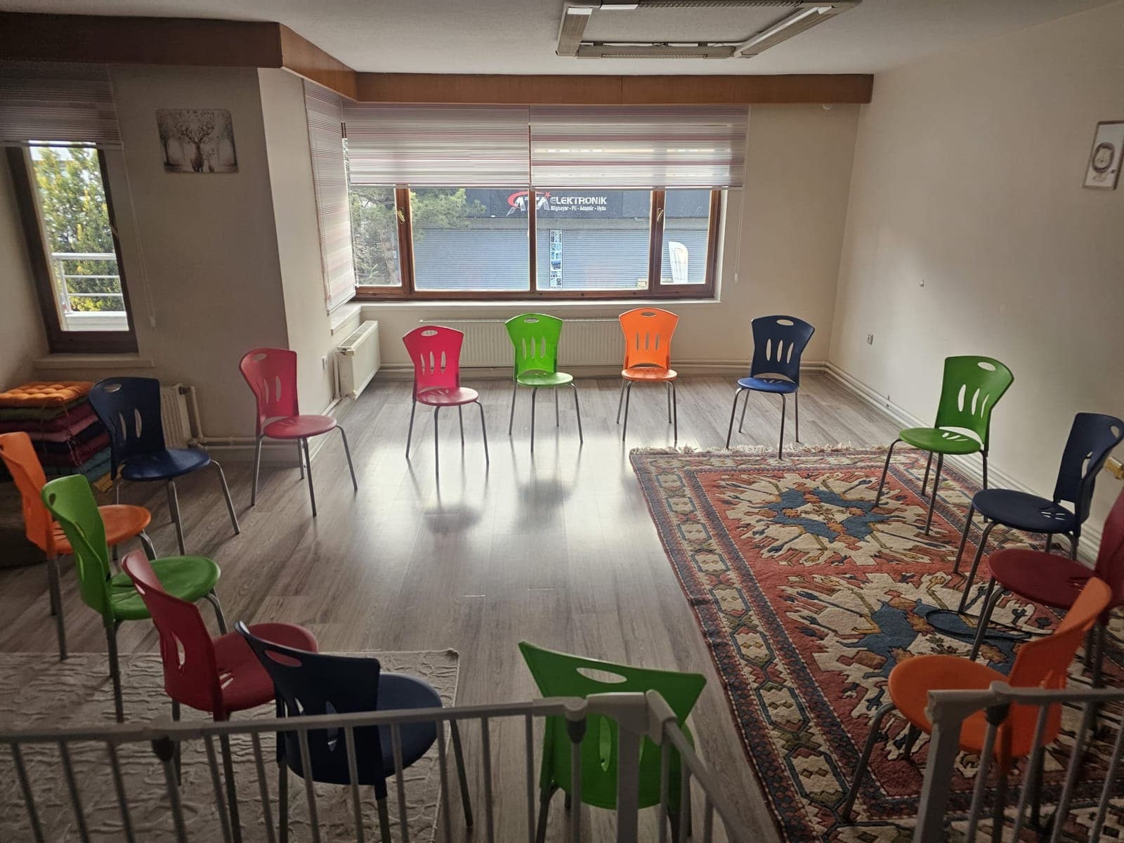 Öveçler'deki seminer odası — daire şeklinde dizilmiş sandalyeler